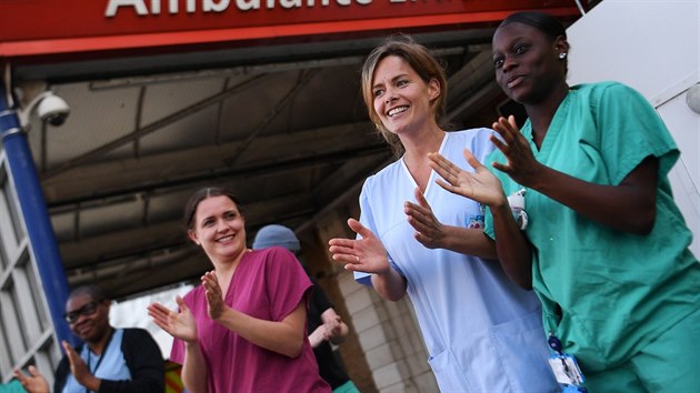 Zdravotnci z londnsk nemocnice Kings College tleskaj svm kolegm za boj proti koronaviru. (14. kvtna 2020)