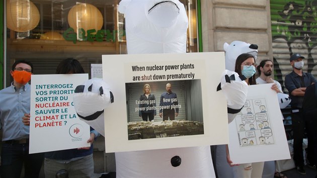 Ve chvli, kdy se jadern elektrrny zavraj pedasn, vydlaj na situaci nejvce uheln elektrrny. Takov poselstv nese jeden z transparent skupiny Hlasy jadern energie, kter v pondl demonstrovala ped sdlem organizace Greenpeace v Pai. (29. ervna 2020)