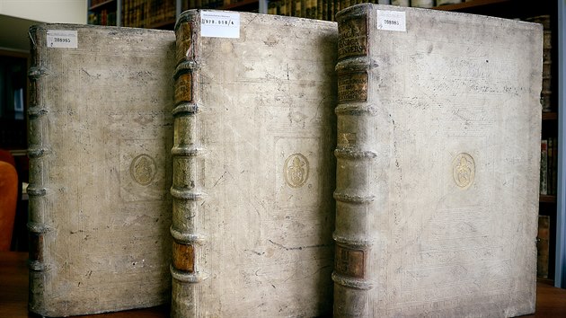 Ti svazky Bible z prvn poloviny 17. stolet ve fondu Vdeck knihovny v Olomouci. Jde o st kompletu, kter tvo celkem deset svazk. Sedm zbvajcch vak bylo v roce 1996 z knihovny ukradeno, nyn se objevily v nabdce nmeckho antikvaritu a knihovna je kupuje zpt. (erven 2020)