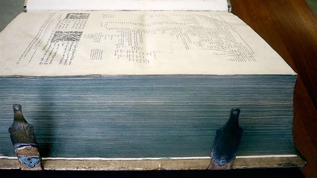 Detail jednoho ze t svazk Bible z prvn poloviny 17. stolet ve fondu Vdeck knihovny v Olomouci. Jde o st kompletu, kter tvo celkem deset svazk. Sedm zbvajcch vak bylo v roce 1996 z knihovny ukradeno, nyn se objevily v nabdce nmeckho antikvaritu a knihovna je kupuje zpt. (erven 2020)