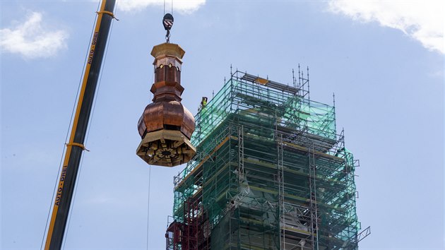 Vyzvedávání nové střední části špice na vrchol věže olomoucké radnice (30. červen 2020)