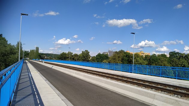 Po roce a tvrt se oteve nov zrekonstruovan 350 metr dlouh most pes Labe ve tt, kter slou pro silnin i eleznin dopravu. (29. ervna 2020)