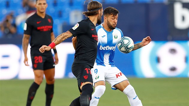 Miguel Angel Guerrero (vpravo) z Leganes v souboji s Nemanjou Gudeljem ze Sevilly.