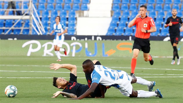 Lucas Ocampos (vlevo) ze Sevilly v souboji s Ibrahimem Amadouem z Leganes.