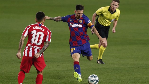 Barcelonsk ldr Lionel Messi napahuje ke stele,  Angel Correa z Atltica Madrid se mu j sna zblokovat.