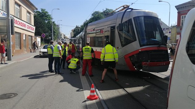 Nehoda tramvaje a dodvky zcela zastavila provoz v brnnsk ulici Milady Horkov.
