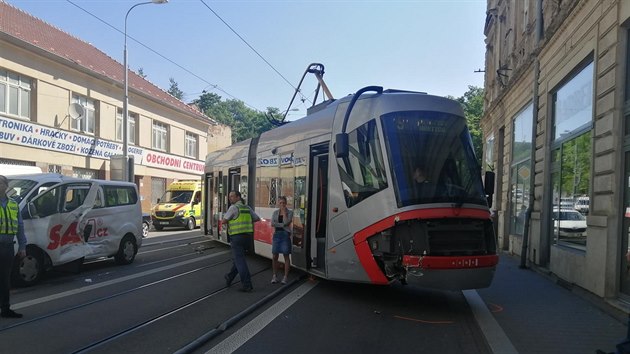 Nehoda tramvaje a dodávky zcela zastavila provoz v brněnské ulici Milady Horákové.
