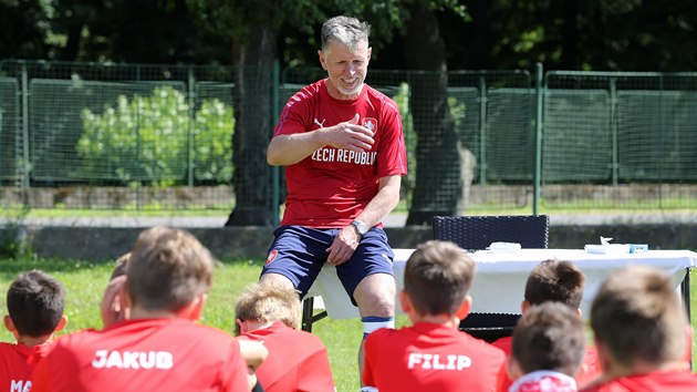 BESEDA. Reprezentan trenr Jaroslav ilhav odpovd na zvdav otzky malch fotbalist.