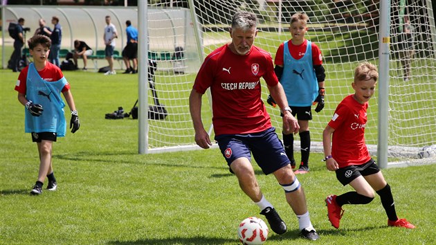 Reprezentan kou Jaroslav ilhav se na trninkovm kempu Petra echa zapojil i do hry s malmi fotbalisty.