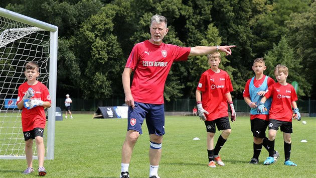 Reprezentan kou Jaroslav ilhav se na trninkovm kempu Petra echa zapojil i do hry s malmi fotbalisty.