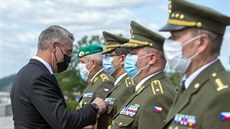 Ministr obrany Lubomír Metnar udlil vyznamenání pi slavnostním nástupu ke Dni...