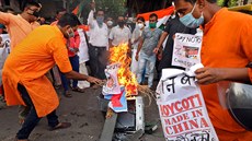 Příznivci strany BJP v indické Kalkatě demonstrují za bojkot čínských výrobků....