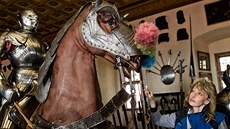 Pracovníci státního zámku v Opo�n� uklízejí p�ed za�átkem turistické sezony...