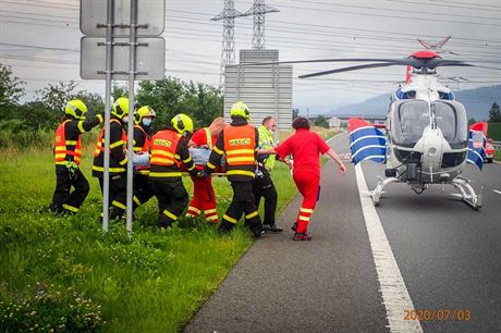 Motorká pi sjezdu z dálnice D48 najel zejm do protismru, kde se stetl s...