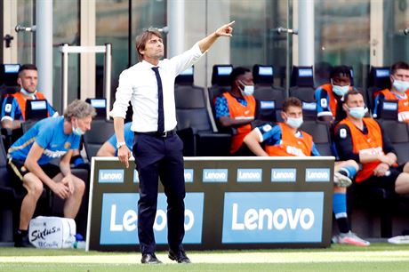 TAM B̎! Písný pohled Antonia Conteho, trenéra Interu Milán, v prbhu zápasu...