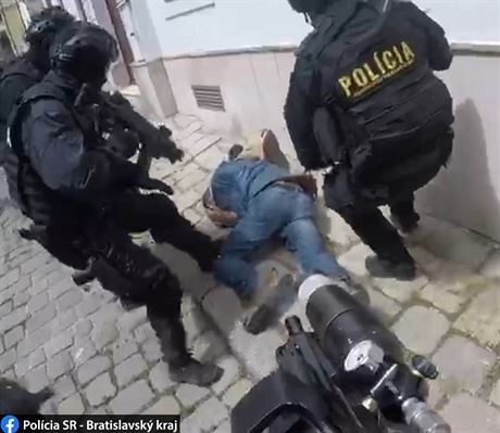 Sloventí policisté ve stedu krátce po poledni zasahovali proti mui, který se...