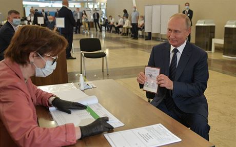 Vladimir Putin hlasuje v referendu, které potvrdilo, e me znovu kandidovat...