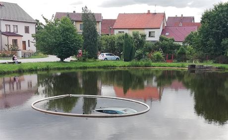 Auto skonilo úpln pod vodou. Hasii tak mli s vylovením dost práce.