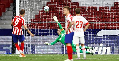 Alvaro Morata z Atlética Madrid stílí z penalty gól v zápase s Mallorcou.