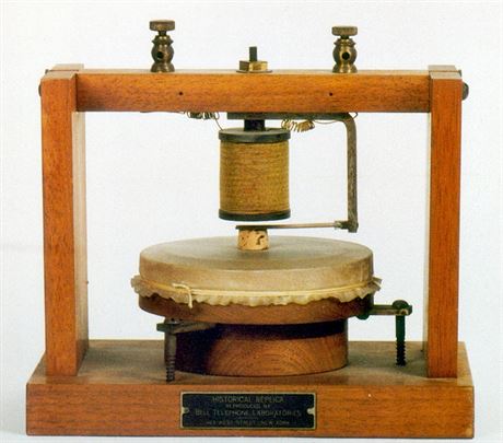Alexander Graham Bell je povaovn za vynlezce telefonu. Na snmku replika...