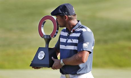 Americký golfista Bryson DeChambeau s trofejí pro vítze turnaje v Detroitu.
