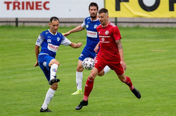 Martin ejvl (vlevo) a Martin Toml z Pardubic bojují o mí s Tomáem Wojnarem z...