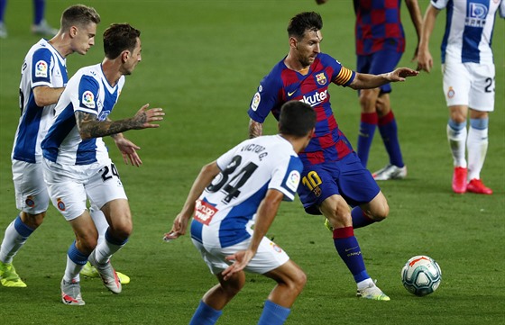 Lionel Messi z Barcelony proti pesile hráu Espanyolu.