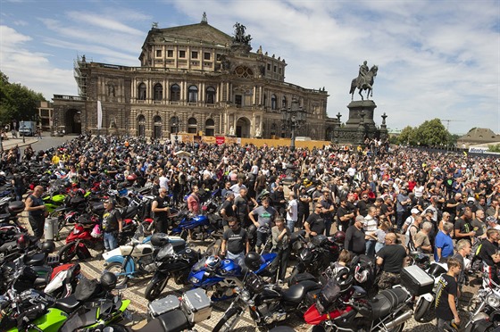 Tisíce motorká po celém Nmecku protestovaly proti moným zákazm jízdy o...