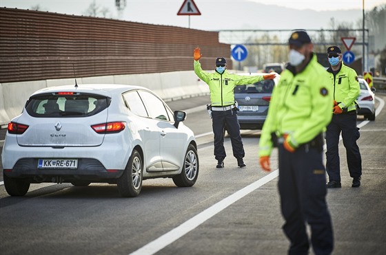 Slovinská policie kontroluje vozidla na dálnici u Lublan. (3. dubna 2020)