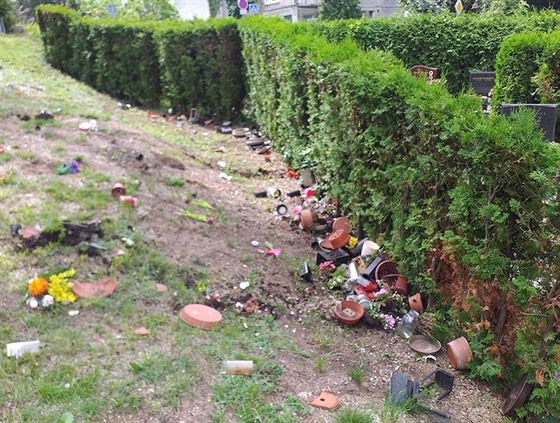 Liberecký hřbitov poničili vandalové.