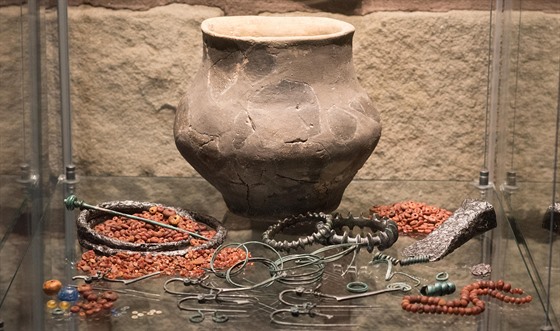 Bánovský poklad. perky nalezené v keramické nádob patily nejspíe vysoce...