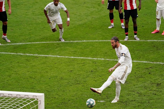 Sergio Ramos, kapitán Realu Madrid, promuje penaltu v zápase proti Bilbau.