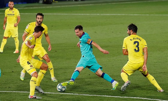 Lionel Messi z Barcelony klikuje mezi obránce Villarrealu.