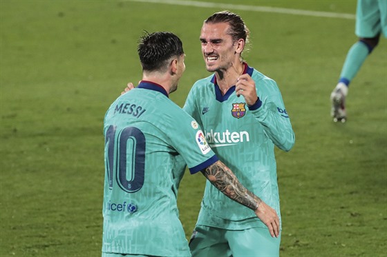 Spoluhrái z Barcelony Lionel Messi a Antoine Griezmann slaví gól v zápase...