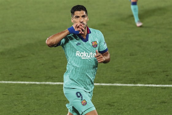 Barcelonský útoník Luis Suárez slaví gól v duelu s Villarrealem.