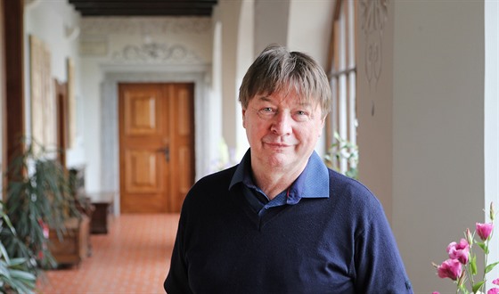 Zámek ve Val�i na T�ebí�sku byl zarostlou ruinou, kdy� se jej podnikatel Bronislav Vala rozhodl koupit a opravit. Za obnovu zámku získal nejedno presti�ní ocen�ní.