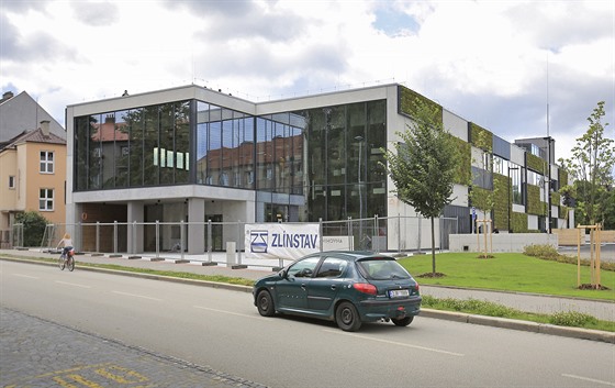 Nová budova krajské knihovny v Havlíčkově Brodě má část stěn prosklených. Upoutá i zelenými panely na fasádě. Zalévání rostlin řídí počítač. Knihovna oproti původním plánům otevře nejspíš až v lednu. tento snímek je z poloviny října.