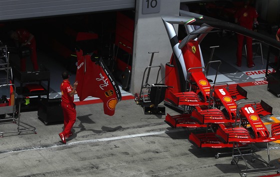 Tým Ferrari se chystá na Velkou cenou Rakouska formule 1 na okruhu ve...