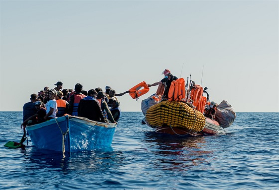 Záchrana uprchlík posádkou Ocean Viking (30. ervna 2020)