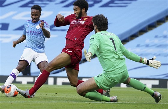 Raheem Sterling (vlevo) z Manchesteru City se snaí prosadit pes liverooolskou...