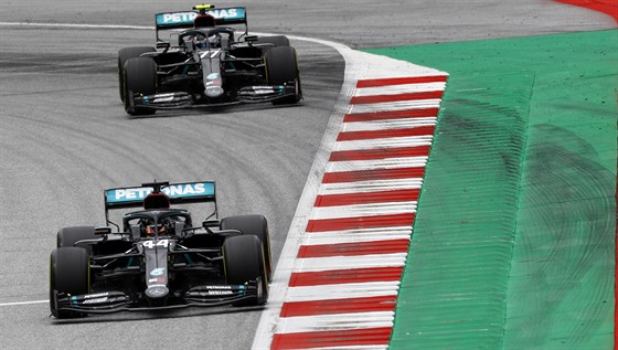 Tréninky na Velkou cenu Rakouska formule 1 ovládly vozy Mercedes. V popedí...