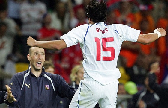 Milan Baro (zády) se raduje s Janem Kollerem z gólu v zápase s Nizozemskem na...