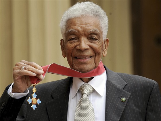 Earl Cameron po ceremoniálu v Buckinghamském paláci v roce 2009