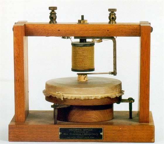 Alexander Graham Bell je považován za vynálezce telefonu. Na snímku replika...