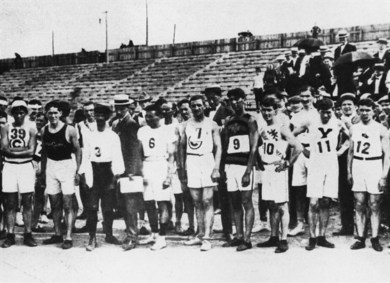 Momentka ze startu olympijského maratonu v St. Louis 1904