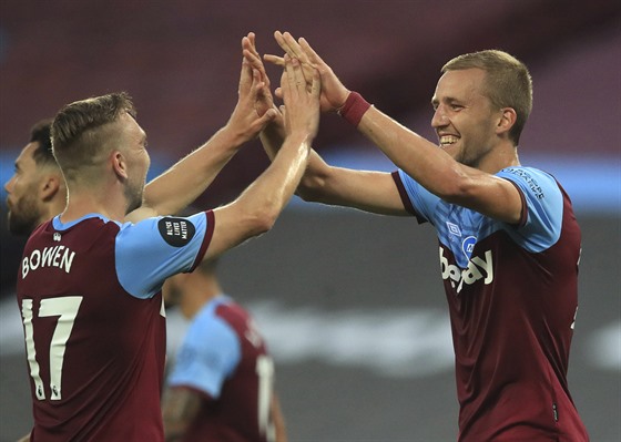 Tomá Souek (vpravo) z West Hamu slaví svj gól se spoluhráem Jarrodem...