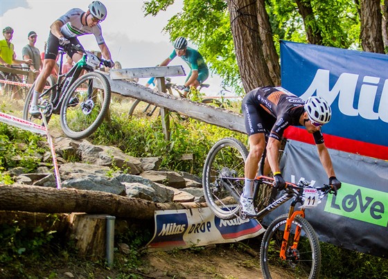 Martin Stoek (vpravo) a Maxime Marotte na trati eského poháru horských kol v...