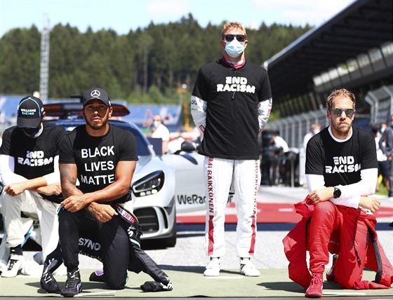 Lewis Hamilton (triko Black Lives Matter) a Sebastian Vettel podpoili pokleknutím boj s rasismem. Kimi Räikkönnen (uprosted) zstal stát.