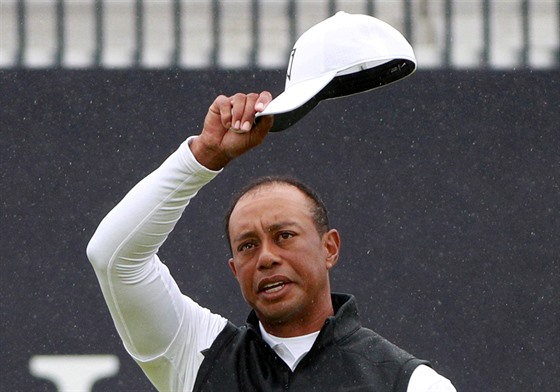 Tiger Woods zdraví fanouky.
