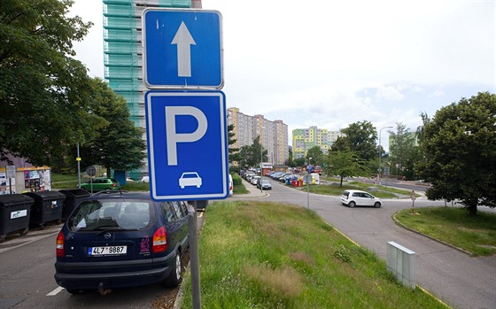Dvacet tisíc korun ročně by řidiči mimo centrum platili za vyhrazené parkování....